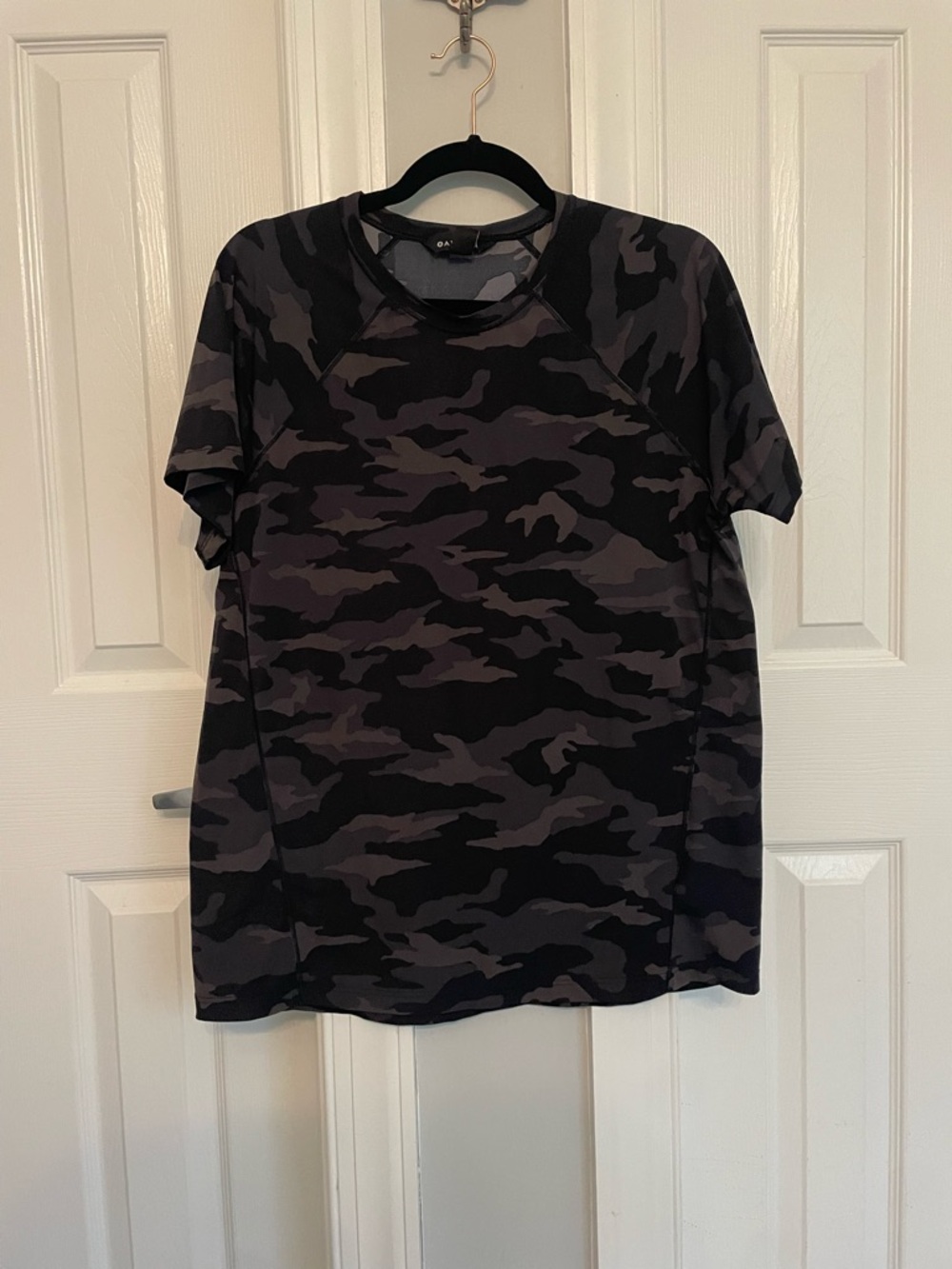 Athleta Ultimate Train Tee Black & Gray Camo Short Sleeve Tee